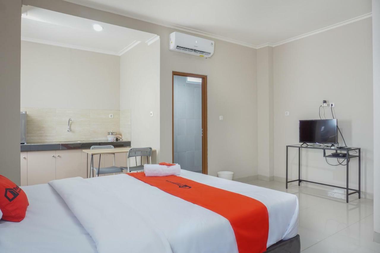 Residences By Reddoorz Near Mt Haryono - Minimum Stay 7 Days Jakarta Bagian luar foto