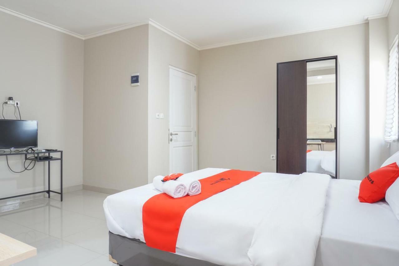 Residences By Reddoorz Near Mt Haryono - Minimum Stay 7 Days Jakarta Bagian luar foto